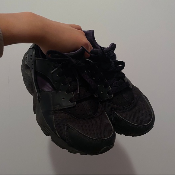 Nike Huaraches Sneakers - Picture 2 of 3